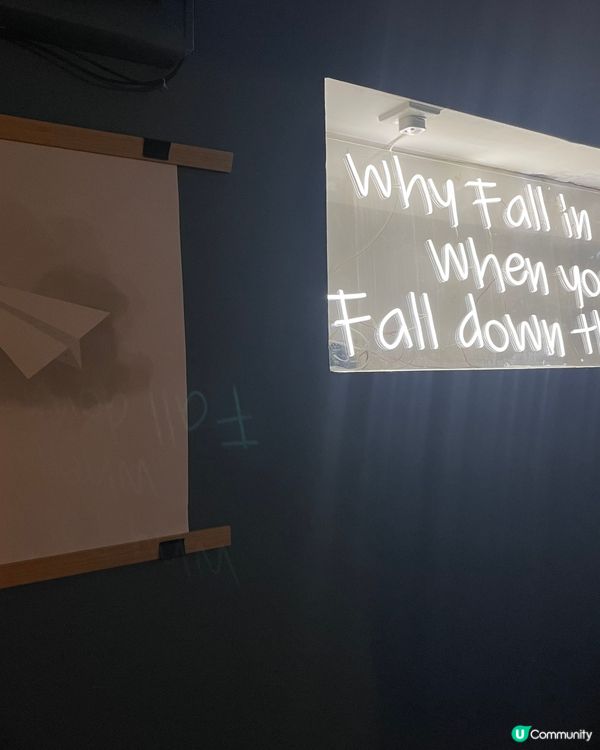 喺灣仔船街的盡頭有個閃閃發光的寫住Flagship 的霓虹燈...