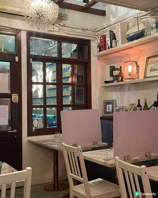 喺灣仔船街的盡頭有個閃閃發光的寫住Flagship 的霓虹燈...