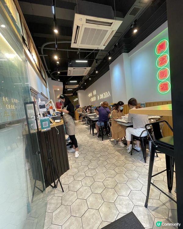 荃灣開咗間新嘅車仔麵，比佢個牌寫住「始創1984年，40年傳...