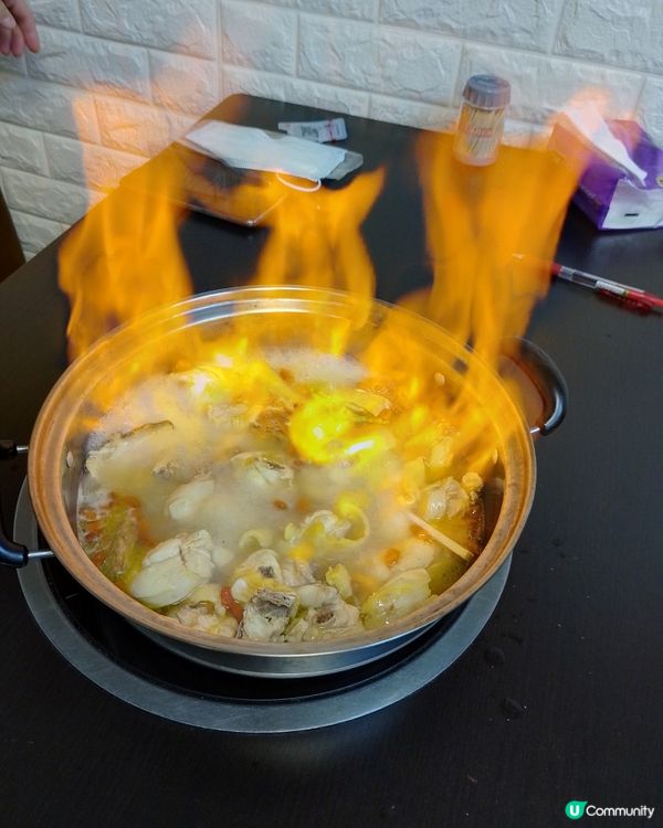觀塘駿業熟食中心1樓，有一間夜晚先開嘅泰式雞煲，圖片中嘅係藥...