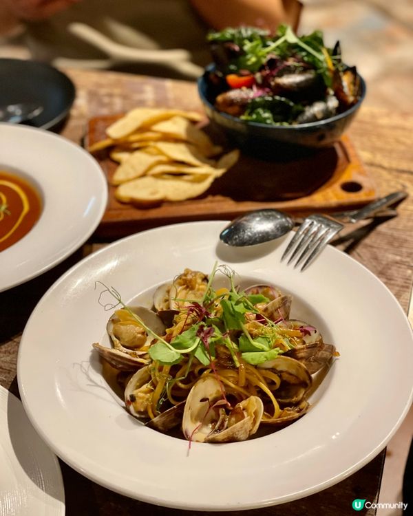 仲記得當日落狗屎咁大雨，於是就去咗搵旺角一間樓上鋪食😪呢度環...