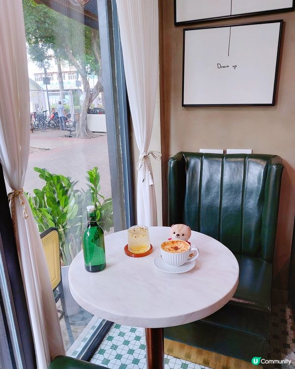 在元朗嘉城廣場與遊樂場附近，有家隱世咖啡小店，以懷舊風為主題...