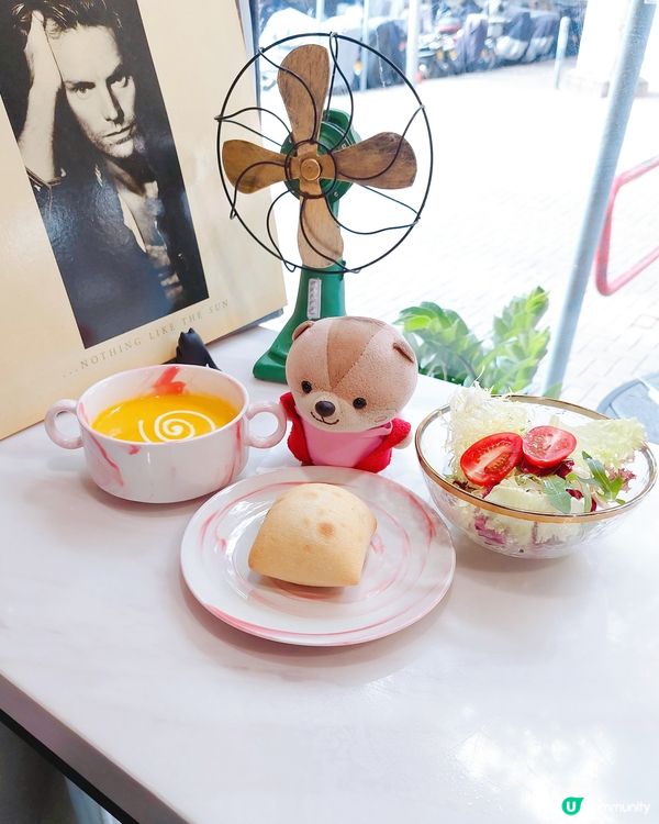 在元朗嘉城廣場與遊樂場附近，有家隱世咖啡小店，以懷舊風為主題...