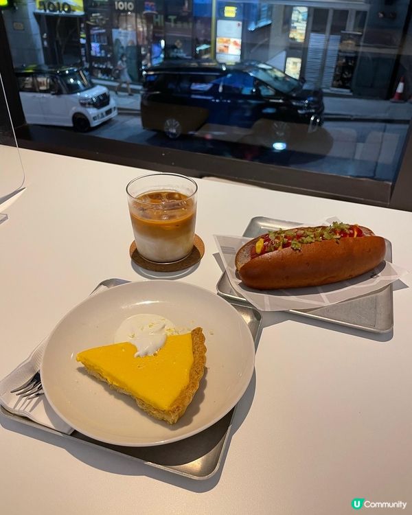 最近中環多左間兩層高落地玻璃窗的coffee shop。 以...