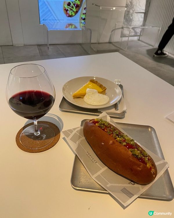 最近中環多左間兩層高落地玻璃窗的coffee shop。 以...