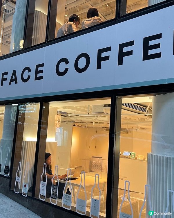 最近中環多左間兩層高落地玻璃窗的coffee shop。 以...
