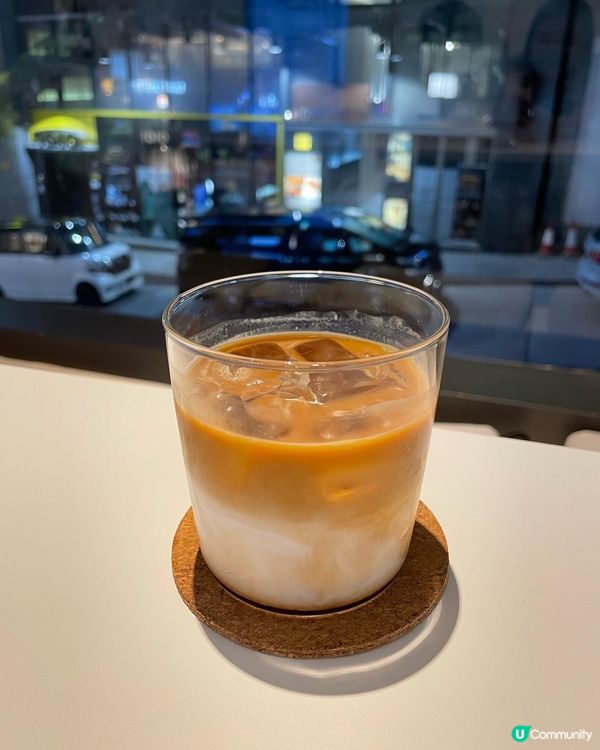 最近中環多左間兩層高落地玻璃窗的coffee shop。 以...