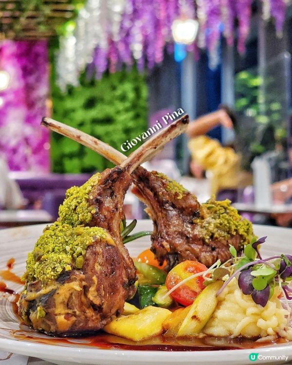 返工咗辛苦，收工當然要約埋朋友黎咗呢間入面有好靚紫藤花海嘅餐...