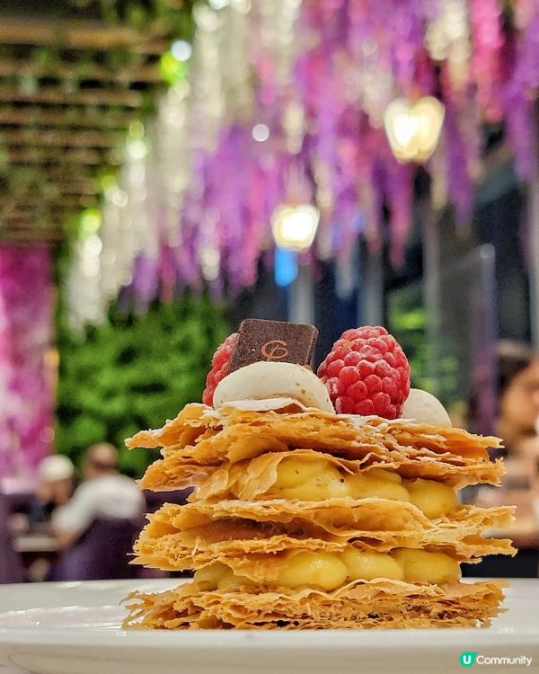 返工咗辛苦，收工當然要約埋朋友黎咗呢間入面有好靚紫藤花海嘅餐...