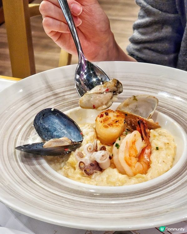 返工咗辛苦，收工當然要約埋朋友黎咗呢間入面有好靚紫藤花海嘅餐...