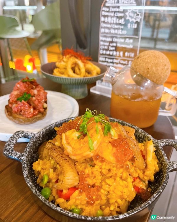 STILL主打精緻嘅西班牙Tapas 見到橙白綠嘅文青裝修好...