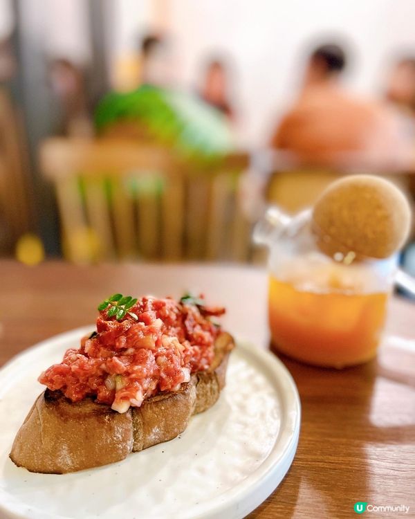 STILL主打精緻嘅西班牙Tapas 見到橙白綠嘅文青裝修好...