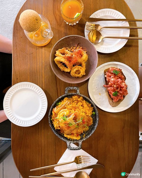 STILL主打精緻嘅西班牙Tapas 見到橙白綠嘅文青裝修好...