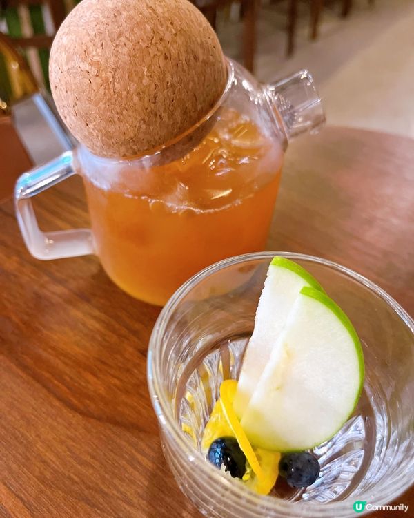 STILL主打精緻嘅西班牙Tapas 見到橙白綠嘅文青裝修好...