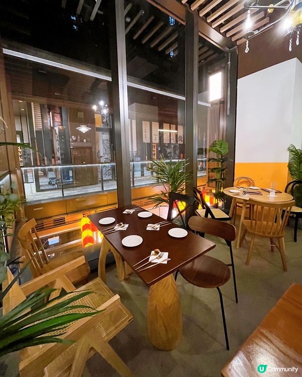 STILL主打精緻嘅西班牙Tapas 見到橙白綠嘅文青裝修好...