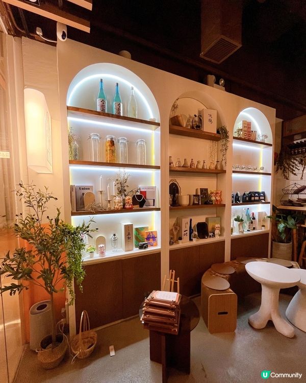 STILL主打精緻嘅西班牙Tapas 見到橙白綠嘅文青裝修好...