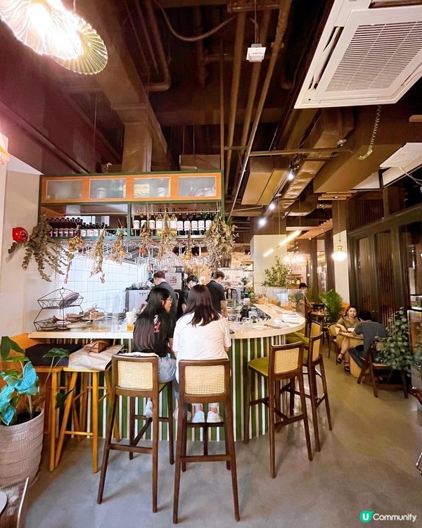 STILL主打精緻嘅西班牙Tapas 見到橙白綠嘅文青裝修好...