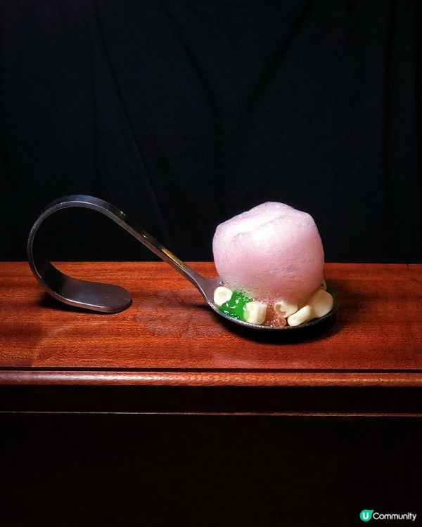 夢係位中於中環嘅樓上日本料理，佢哋專門做嘅係香港較少見嘅懷石...