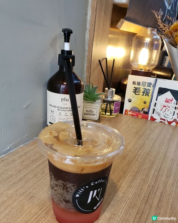 深水埗區難得的咖啡店，冰涼的西柚氣泡咖啡，很適合夏天來喝一杯...