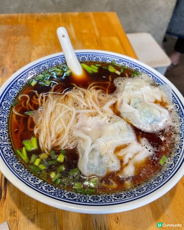 鋪位細，人多嘅時候要搭枱，同枱仲要無間隔板😨