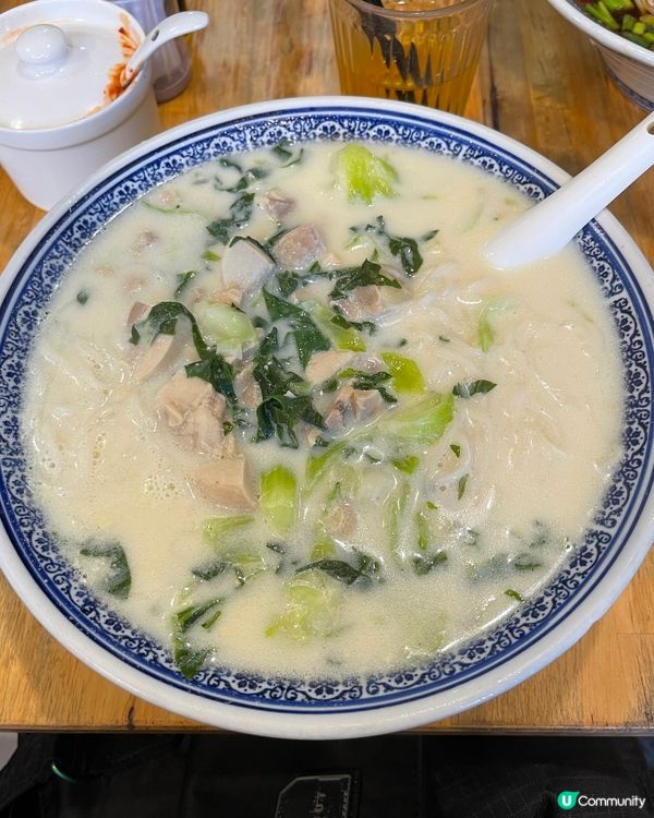 鋪位細，人多嘅時候要搭枱，同枱仲要無間隔板😨