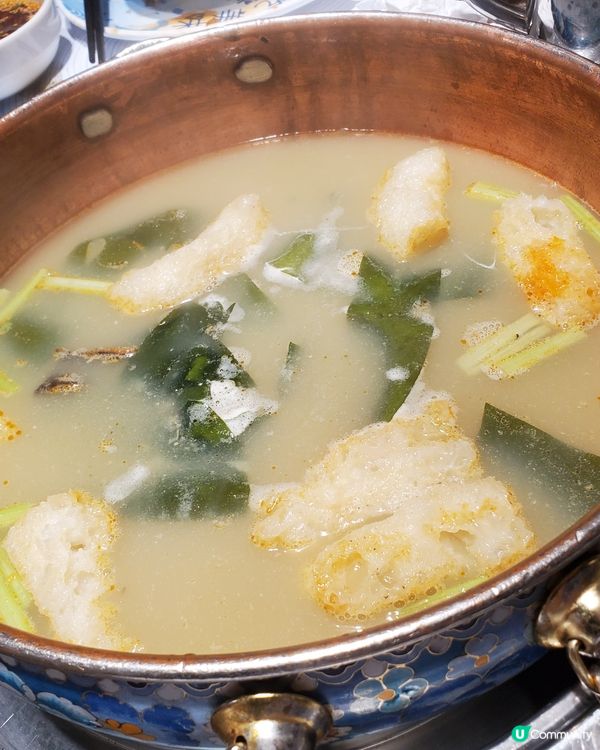 3個鐘任食放題，首先放底些小食：例如薑皮蛋，虾多士等等……跟...