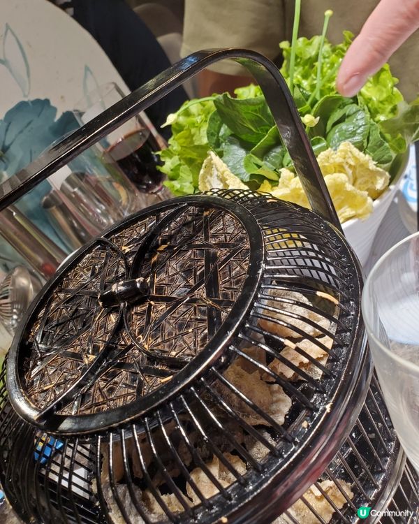 3個鐘任食放題，首先放底些小食：例如薑皮蛋，虾多士等等……跟...