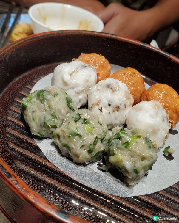 3個鐘任食放題，首先放底些小食：例如薑皮蛋，虾多士等等……跟...