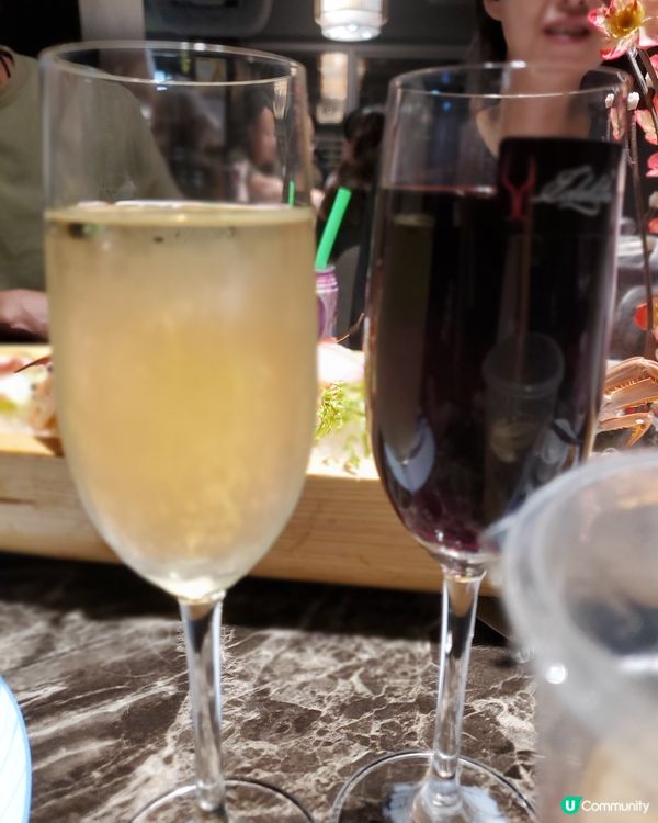 3個鐘任食放題，首先放底些小食：例如薑皮蛋，虾多士等等……跟...