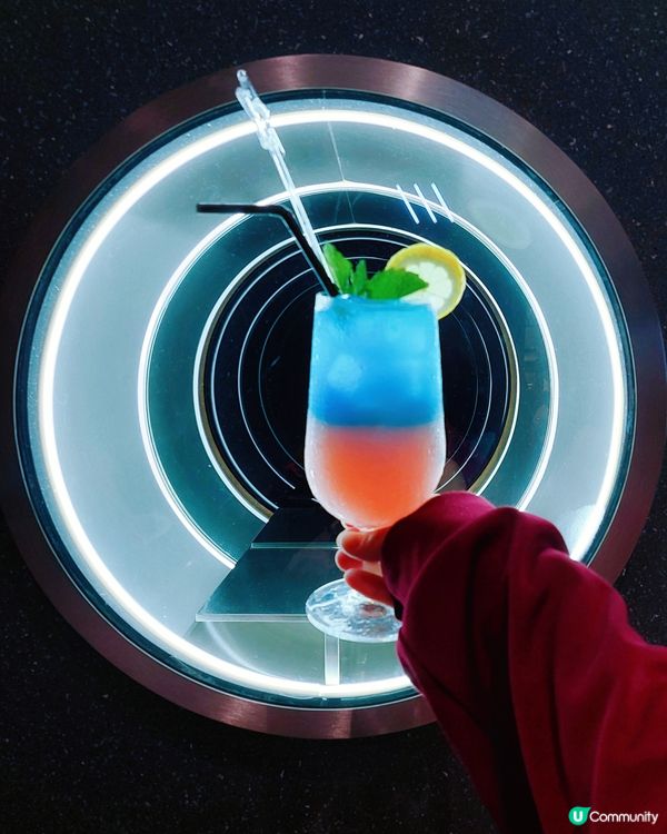 K11藝術館商場開了家特色餐廳，令人充滿宇宙太空感的，是位於...