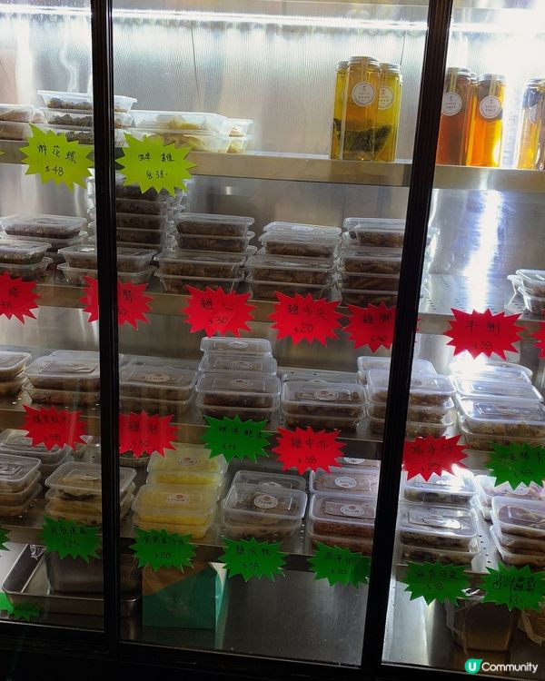 湯飯選擇有六款，標榜所有湯底不含味精，由豬骨，上等老雞及瑤柱...