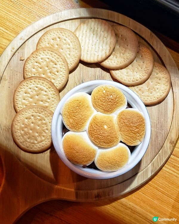 收工當然要chill吓，約咗朋友黎旺角呢間酒吧餐廳食飯吹水輕...