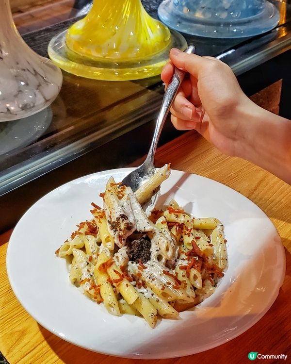 收工當然要chill吓，約咗朋友黎旺角呢間酒吧餐廳食飯吹水輕...