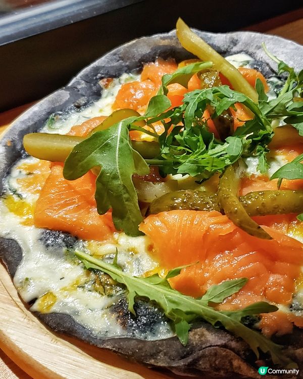 收工當然要chill吓，約咗朋友黎旺角呢間酒吧餐廳食飯吹水輕...