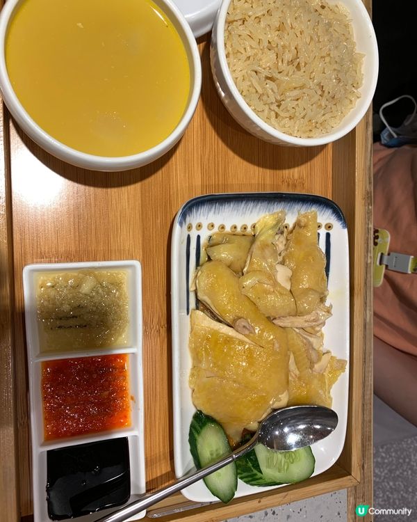 99分的海南雞飯，雞湯濃而不膩，服務員效率很快，整體味道不錯...