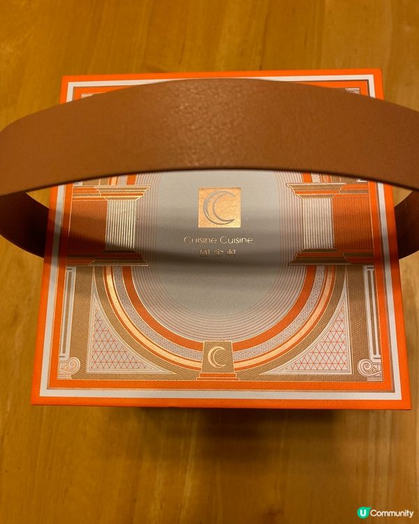 國金軒 雙黃白蓮蓉月餅🥮當宵夜…喂！未到中秋節喎。白蓮蓉入口...