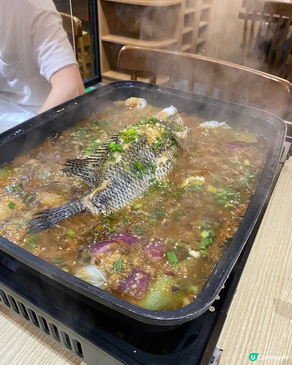 岩岩係新都城戲院睇完戲，散場出黎見到呢間叫烏蠅館既餐廳係出面...