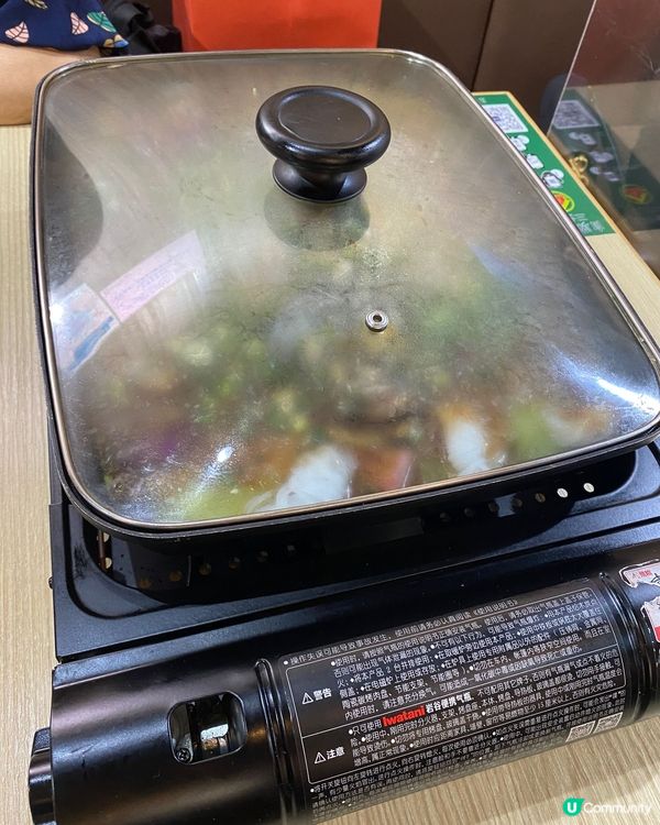 岩岩係新都城戲院睇完戲，散場出黎見到呢間叫烏蠅館既餐廳係出面...