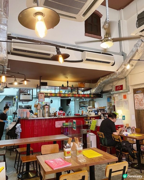 食飯喇喂😋！店名Kin Kao意思即係泰文嘅食飯🍽～ 店內由...