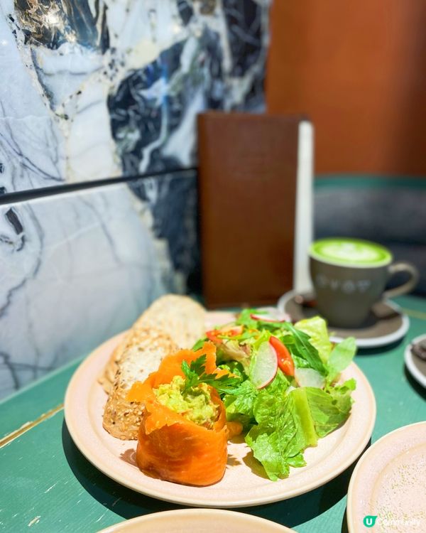 放假去咗尖沙咀呢間拱門café，有我鐘意嘅西式早餐😋飲埋杯h...