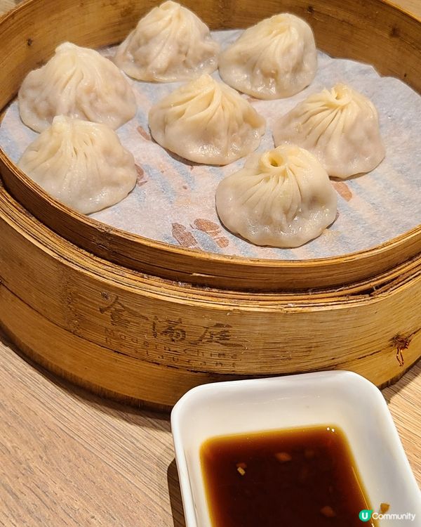 兩個人食小籠包、羊肉配叉子燒餅、燻蛋，都幾飽下。