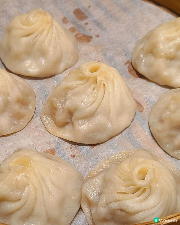 兩個人食小籠包、羊肉配叉子燒餅、燻蛋，都幾飽下。
