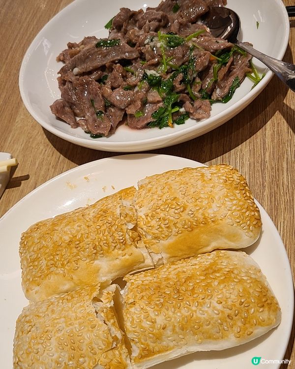 兩個人食小籠包、羊肉配叉子燒餅、燻蛋，都幾飽下。