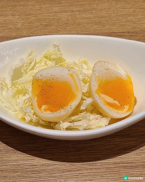 兩個人食小籠包、羊肉配叉子燒餅、燻蛋，都幾飽下。