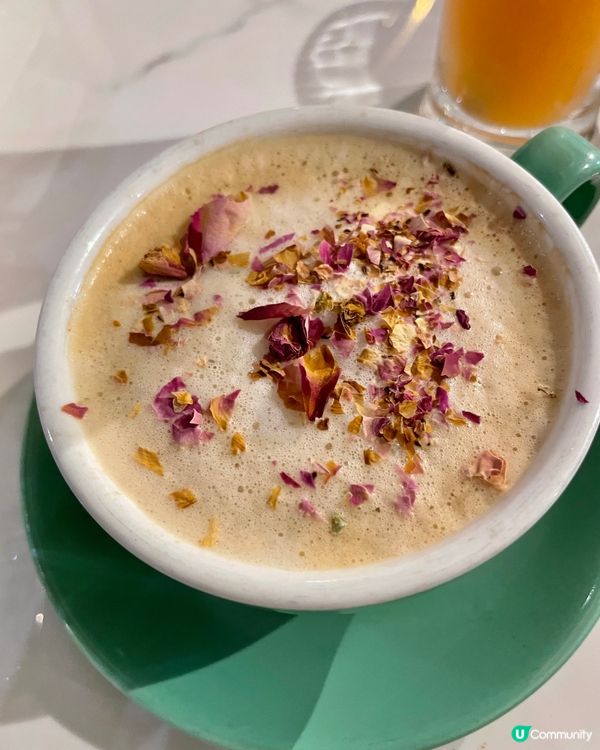 早晨，星期一又開始了。今日一杯滿滿玫瑰花碎的Rose Lat...