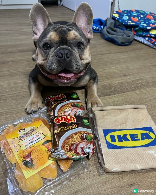 朋友仔嘅爸爸媽媽一聽到0+0就即刻沖去泰國旅行呀，買咗啲手信...