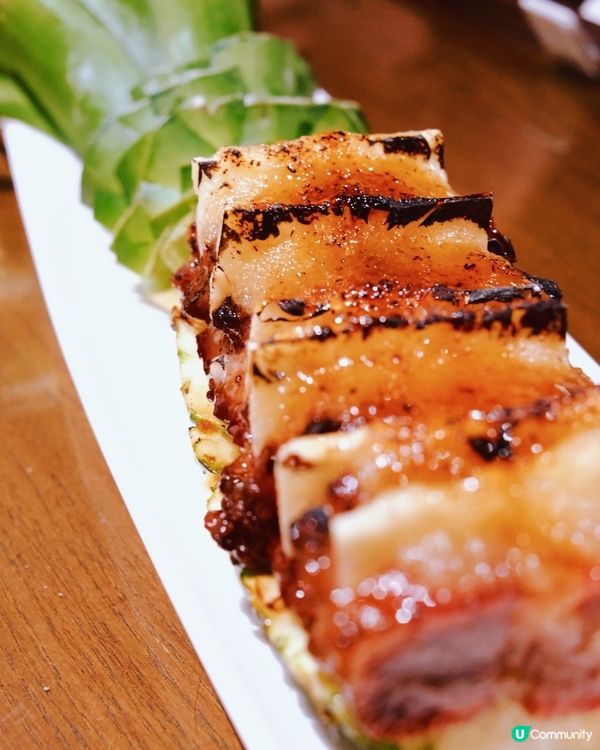 古色古香號裝潢，中式亭台的屋頂、木雕門窗，室內栩栩如生的三米...