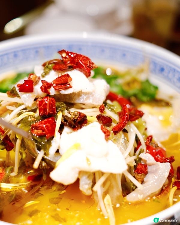 古色古香號裝潢，中式亭台的屋頂、木雕門窗，室內栩栩如生的三米...