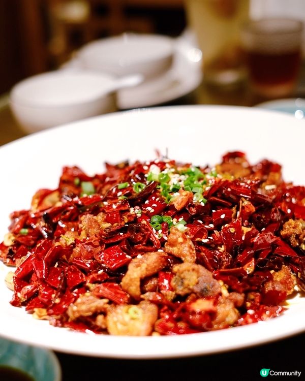 古色古香號裝潢，中式亭台的屋頂、木雕門窗，室內栩栩如生的三米...