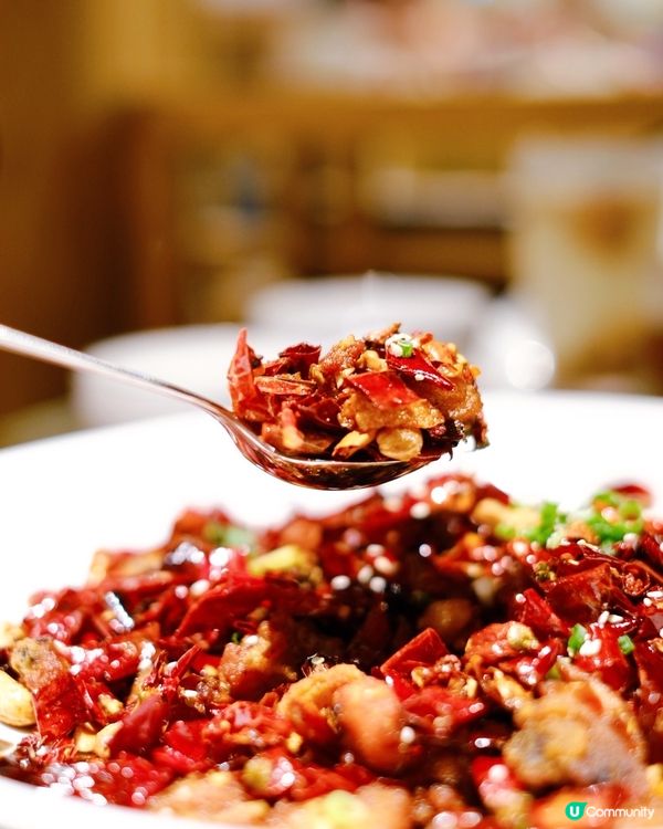 古色古香號裝潢，中式亭台的屋頂、木雕門窗，室內栩栩如生的三米...